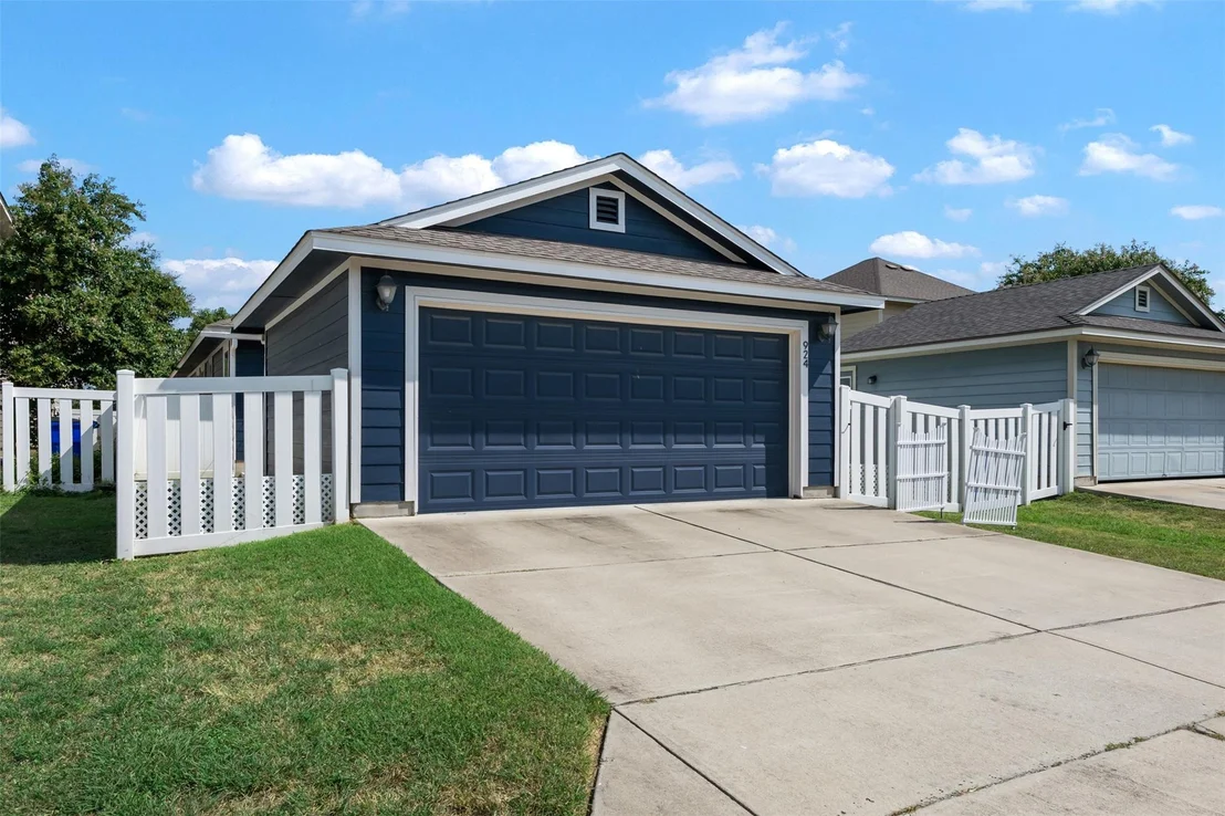 Photo of 924 Lost Pines LN