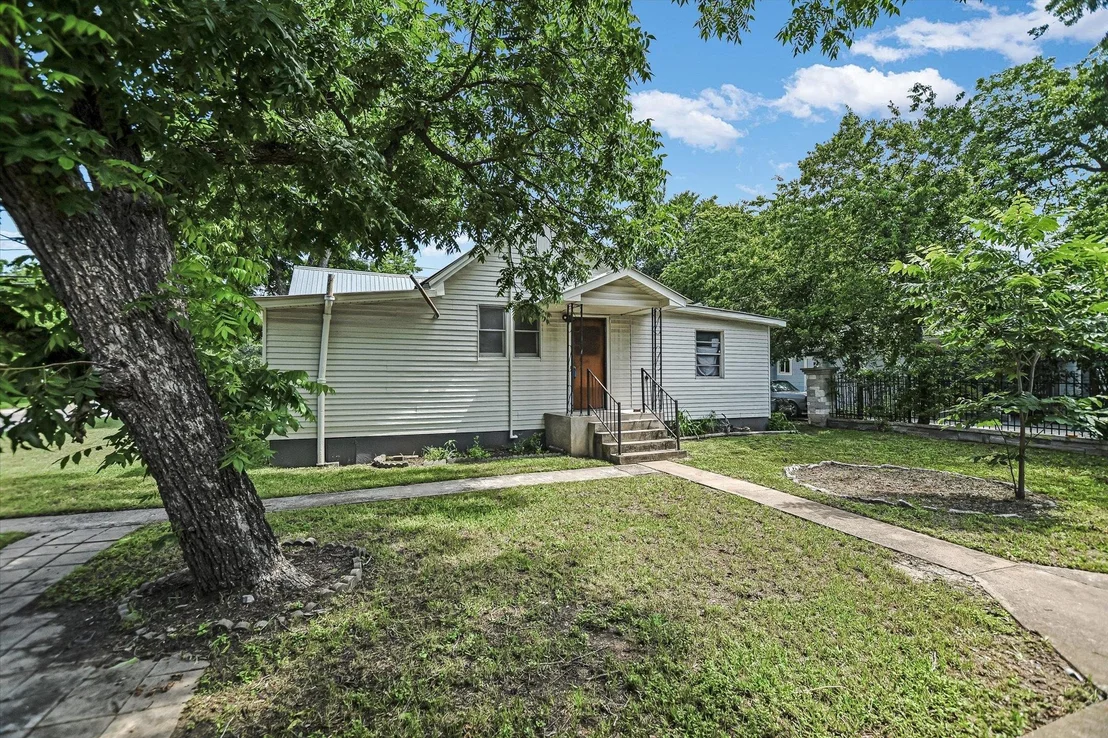 Photo of 312 W 10th ST