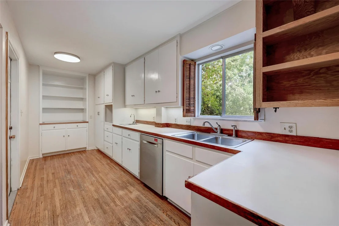 Photo of 900 River Oaks DR