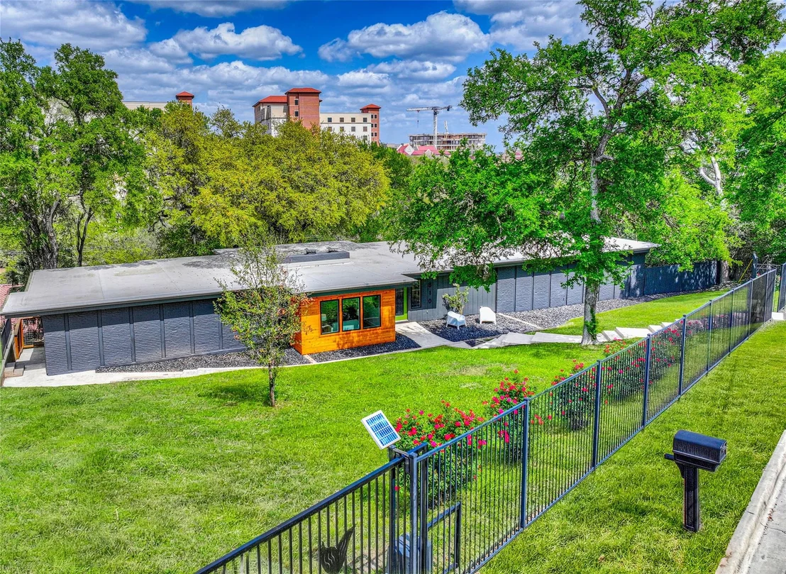Photo of 810 N Loop ST