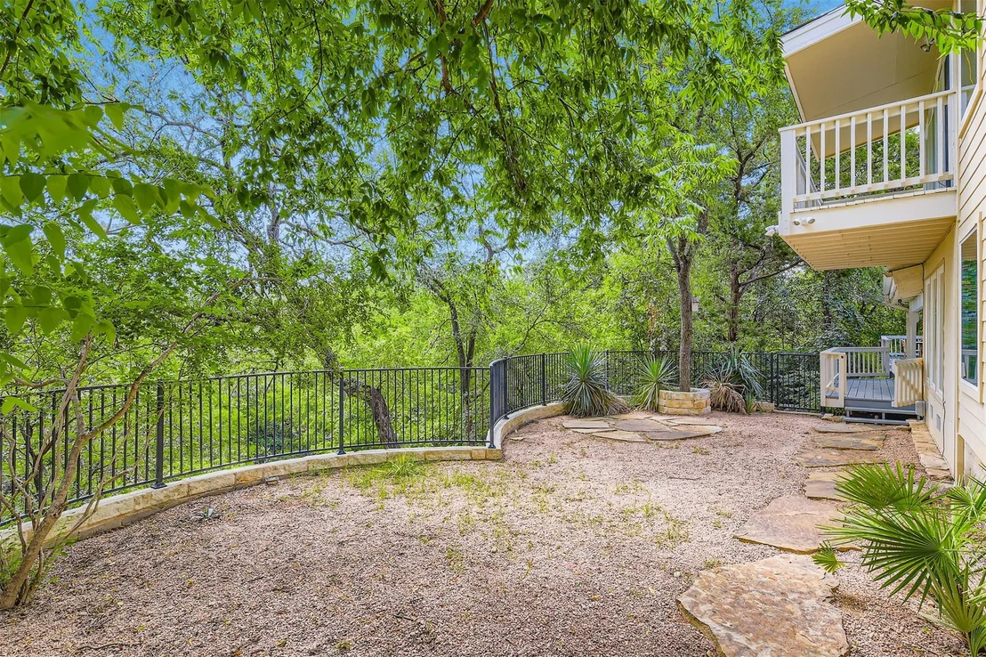 Photo of 1901 Cresthaven DR