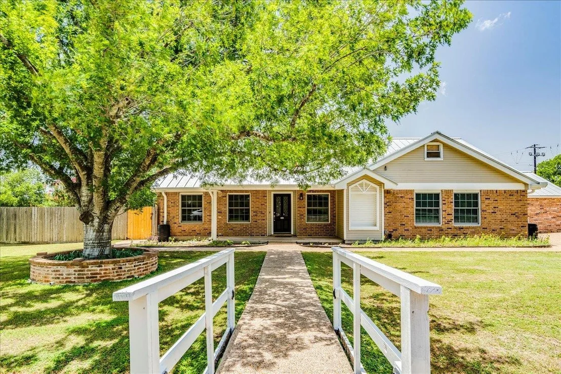 Photo of 301 Verbena DR