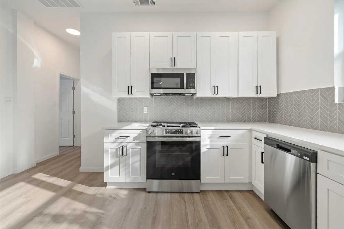 Photo of 707 W 7th ST
