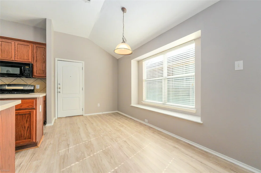 Photo of 249 Ashwood N