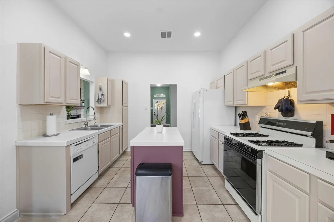 Photo of 610 Sabine CIR