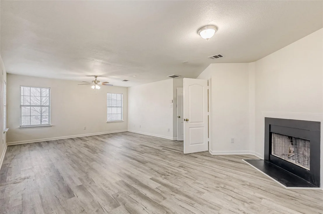 Photo of 113 Silver Lace LN