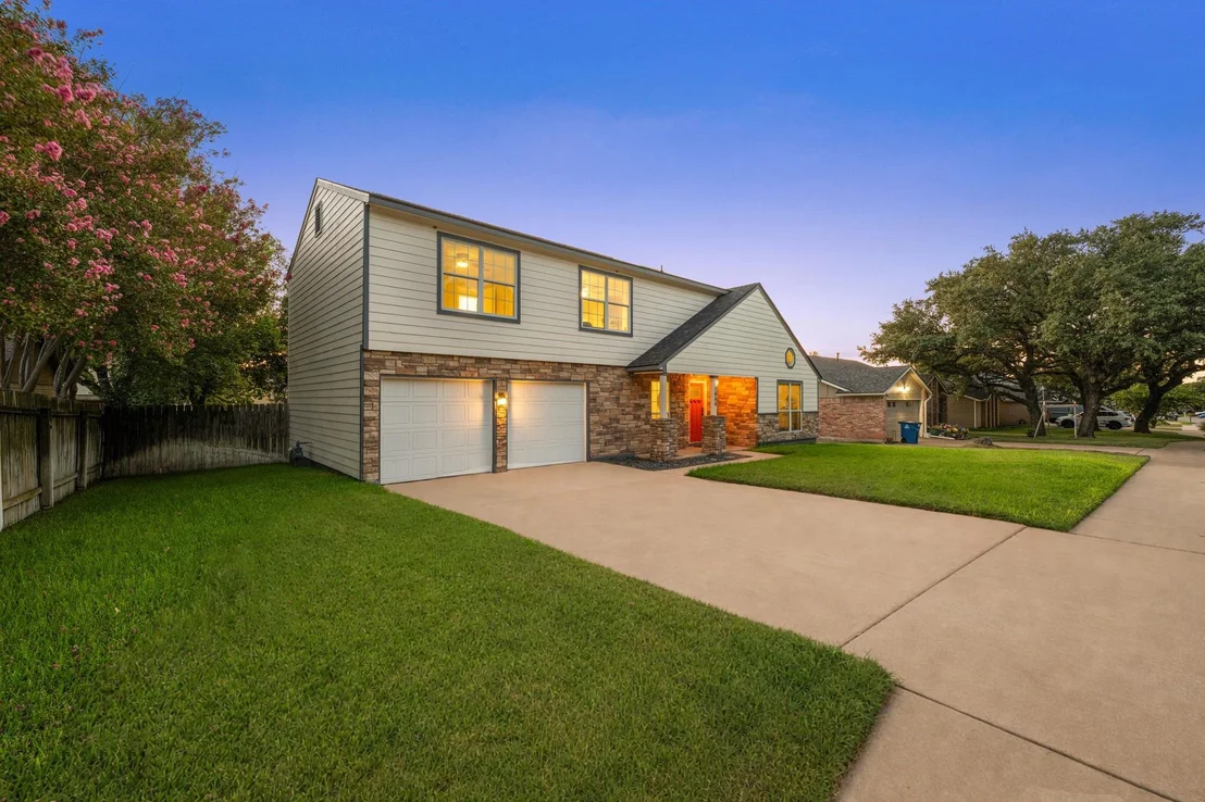Photo of 1904 Oakridge DR