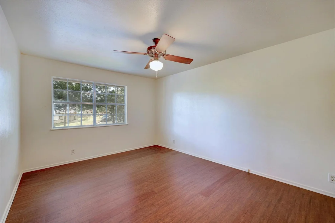 Photo of 900 River Oaks DR