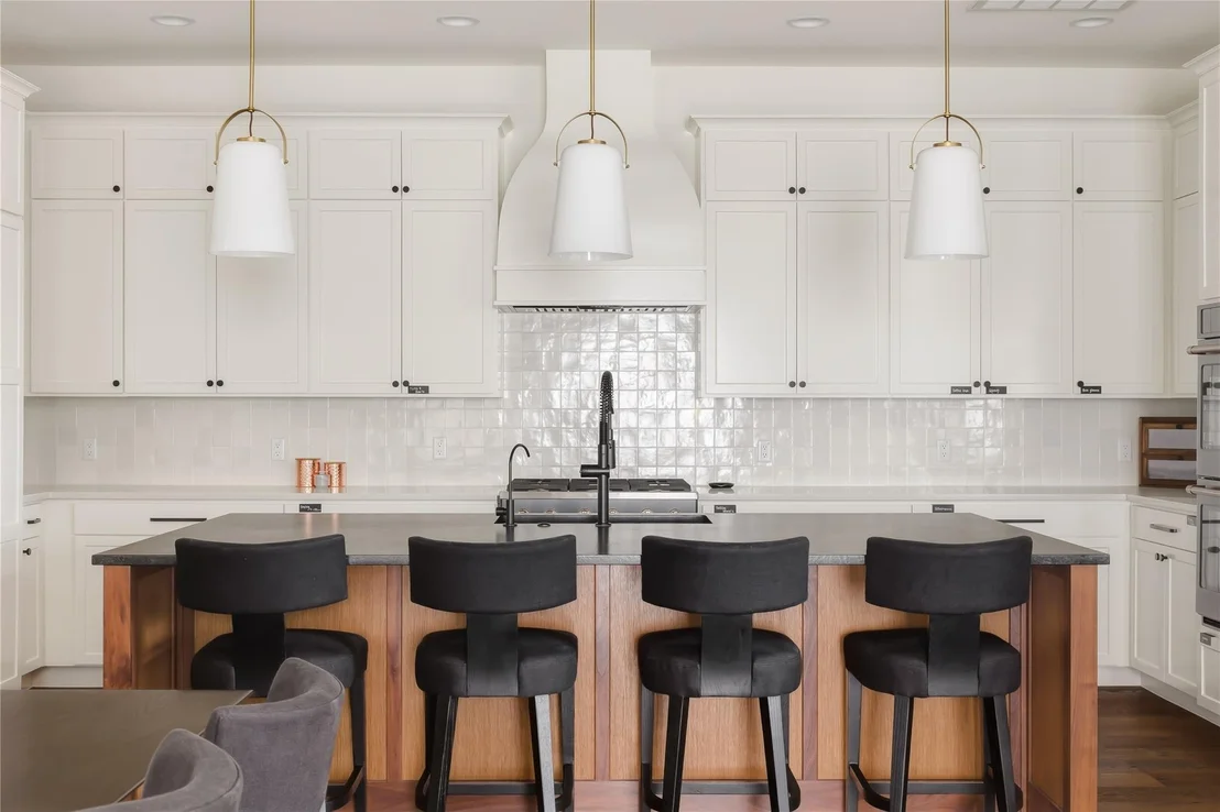 Photo of 705 W 10th ST