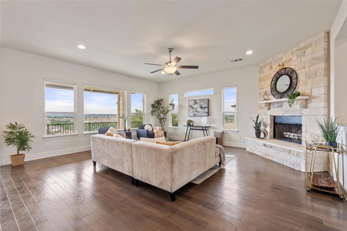 Photo of 412 Lindale CV