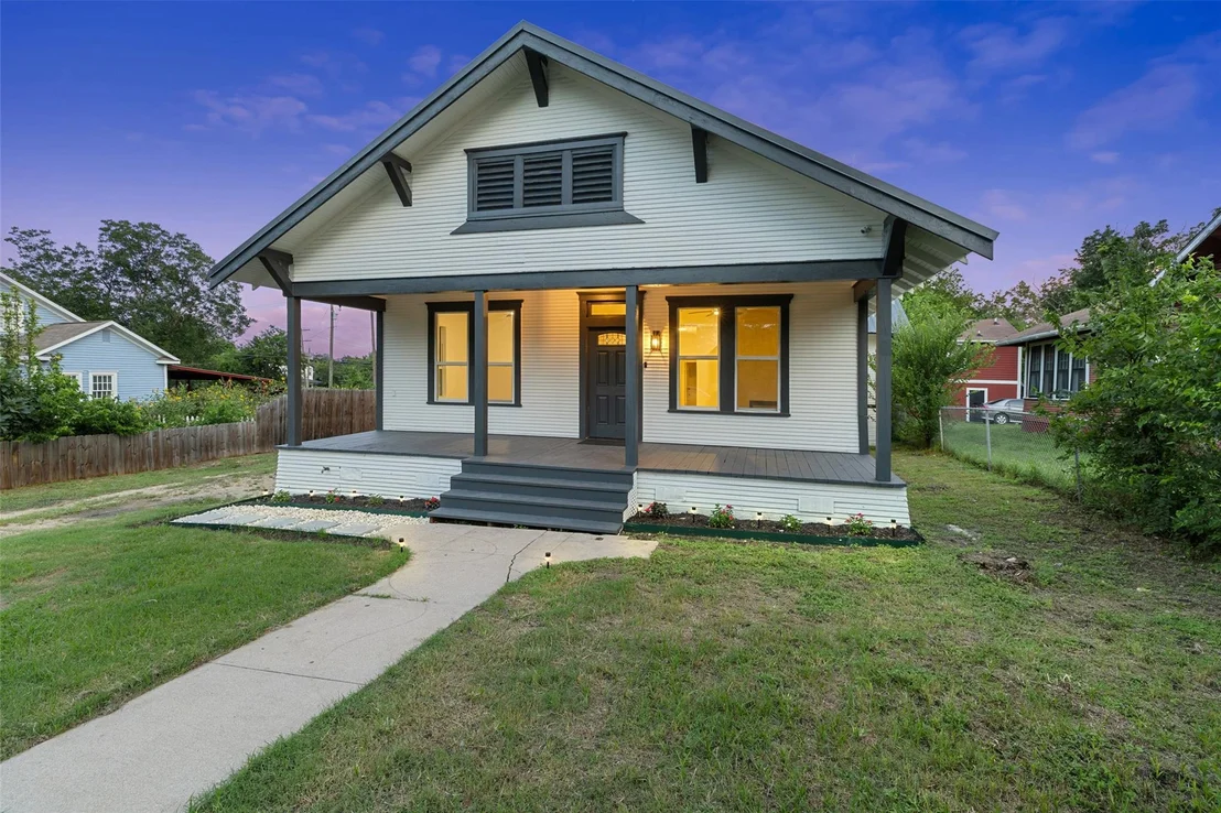 Photo of 707 W 7th ST