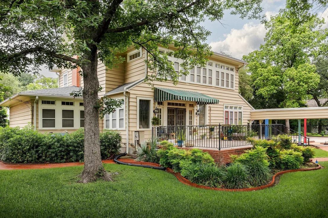 Photo of 3201 West Ave