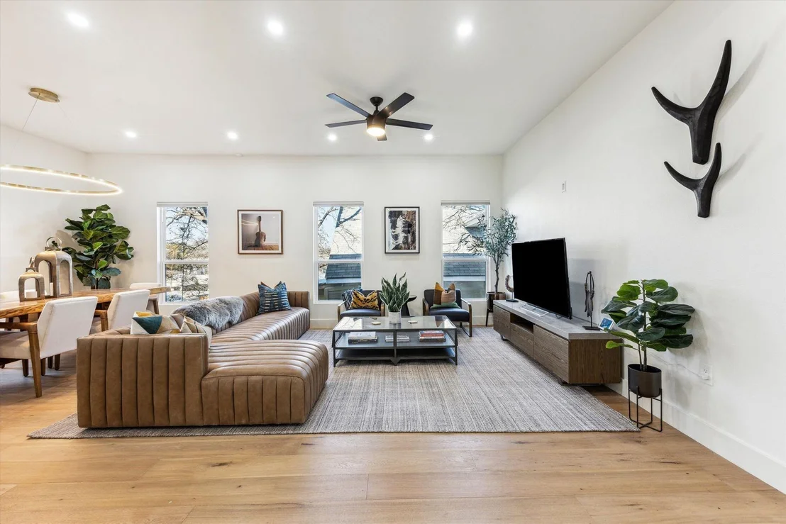 Photo of 1117 W 9th ST