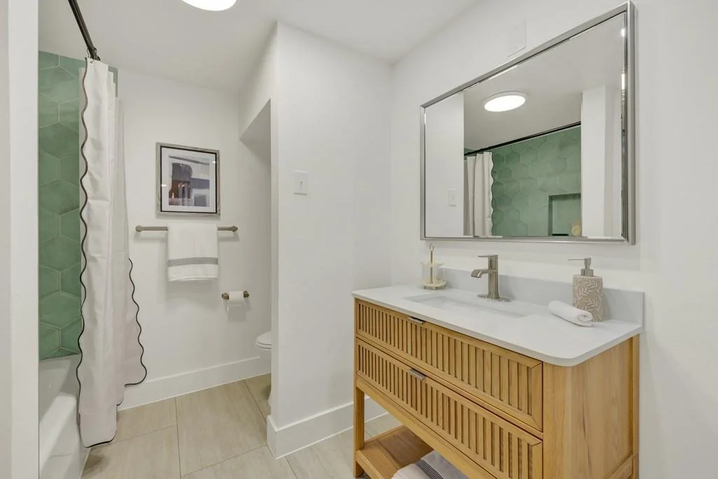 Photo of 810 N Loop ST