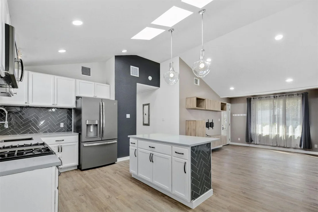 Photo of 1504 Cloverleaf DR