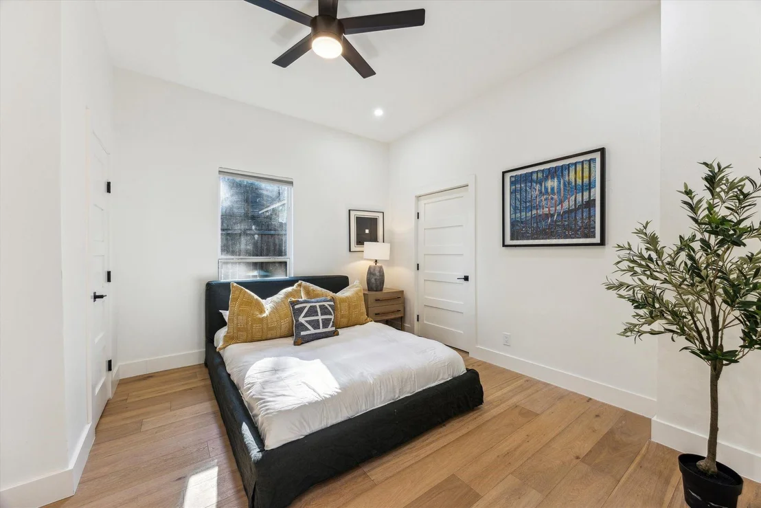 Photo of 1117 W 9th ST