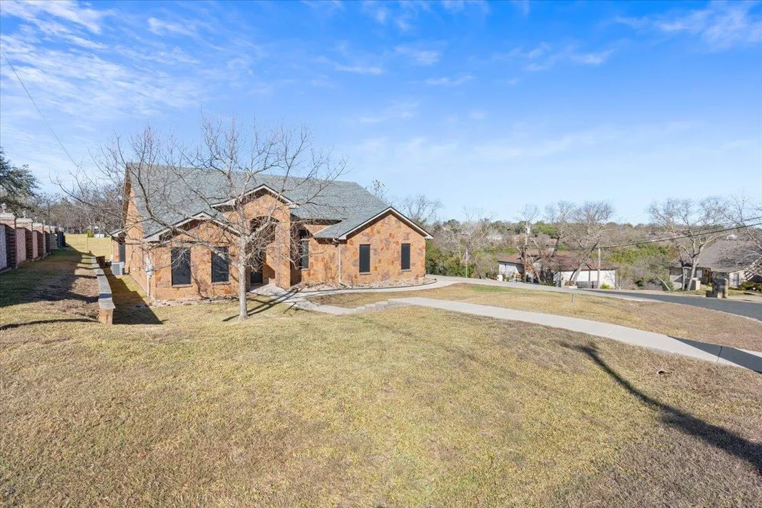 Photo of 3426 Summit CIR