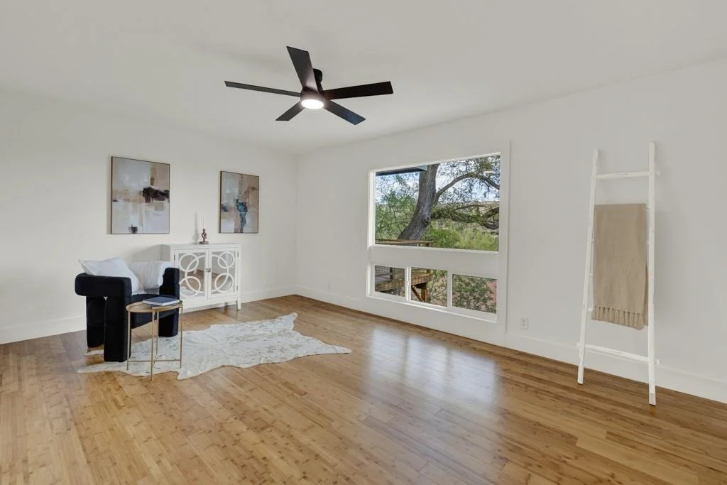 Photo of 810 N Loop ST