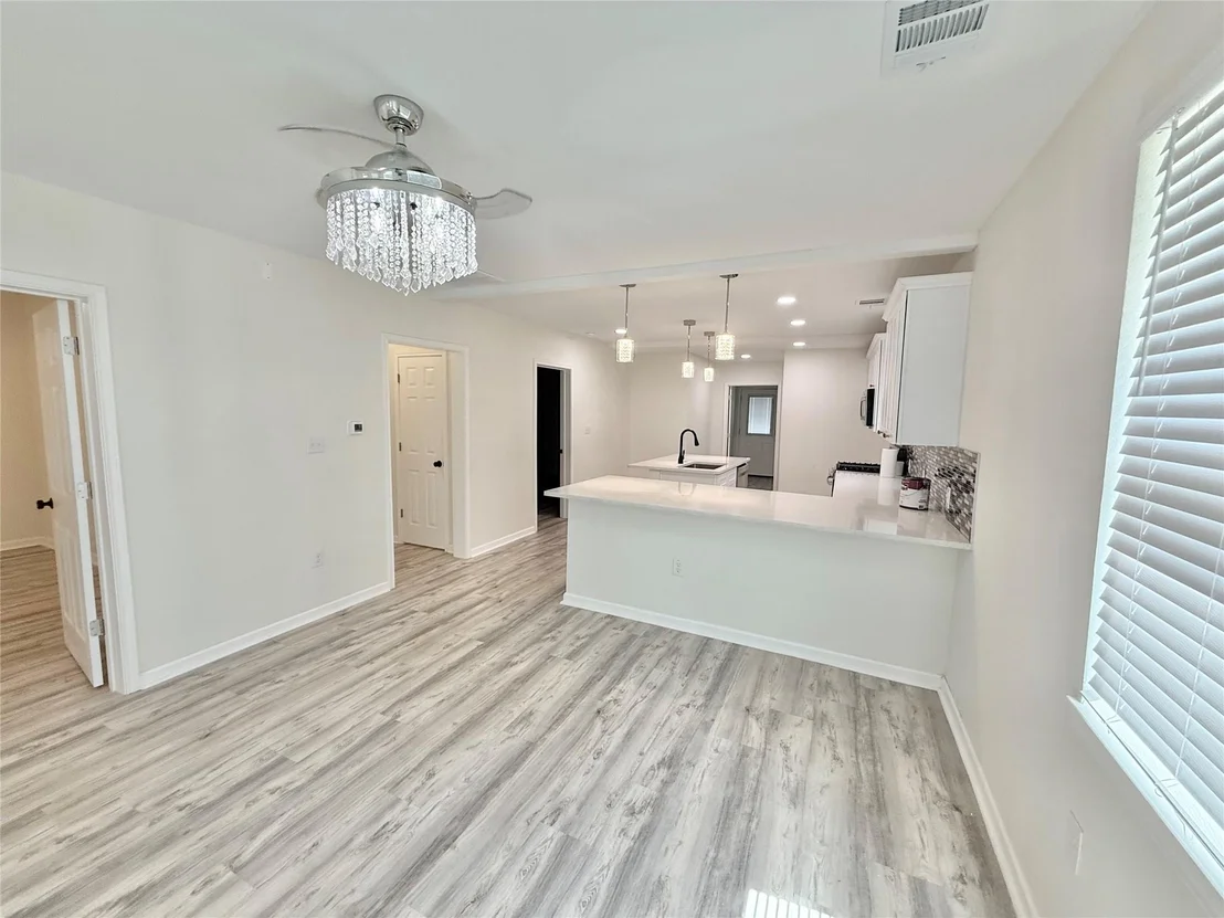Photo of 1401 W 7th ST