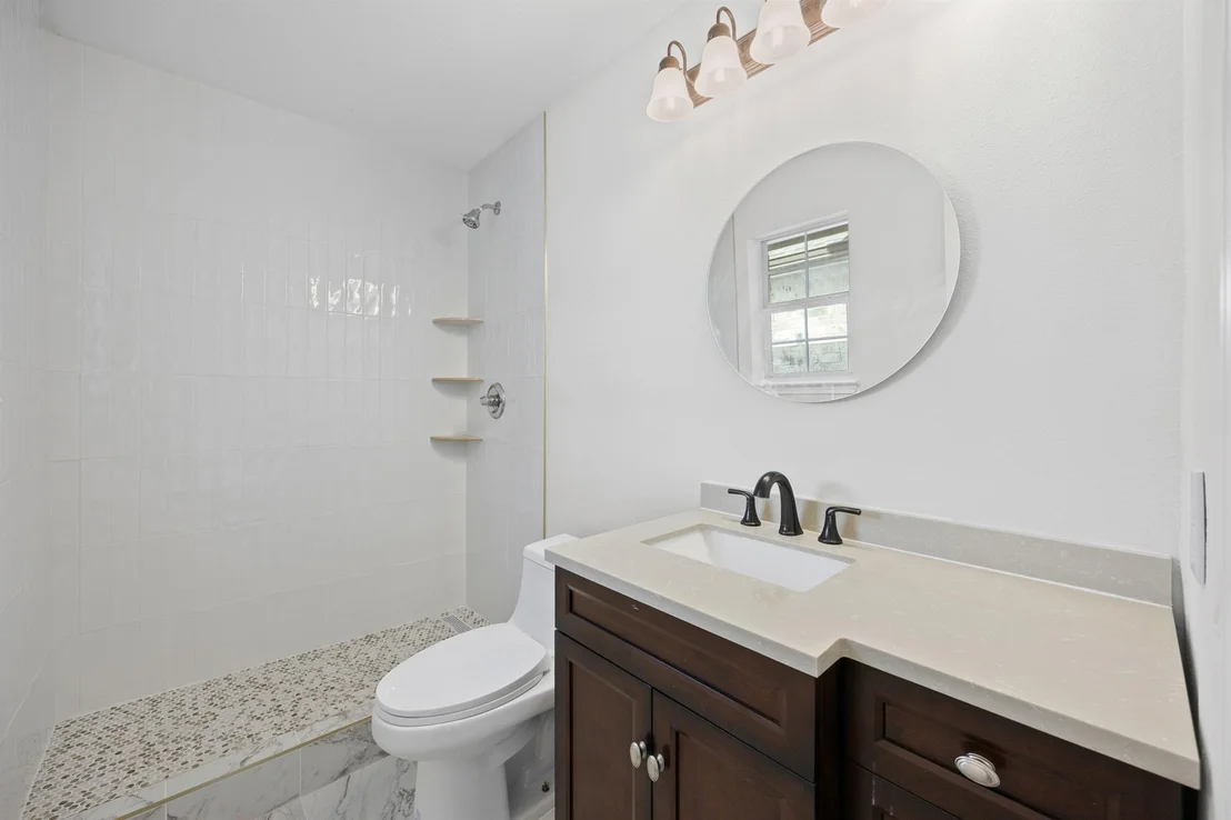 Photo of 904 Honeysuckle DR