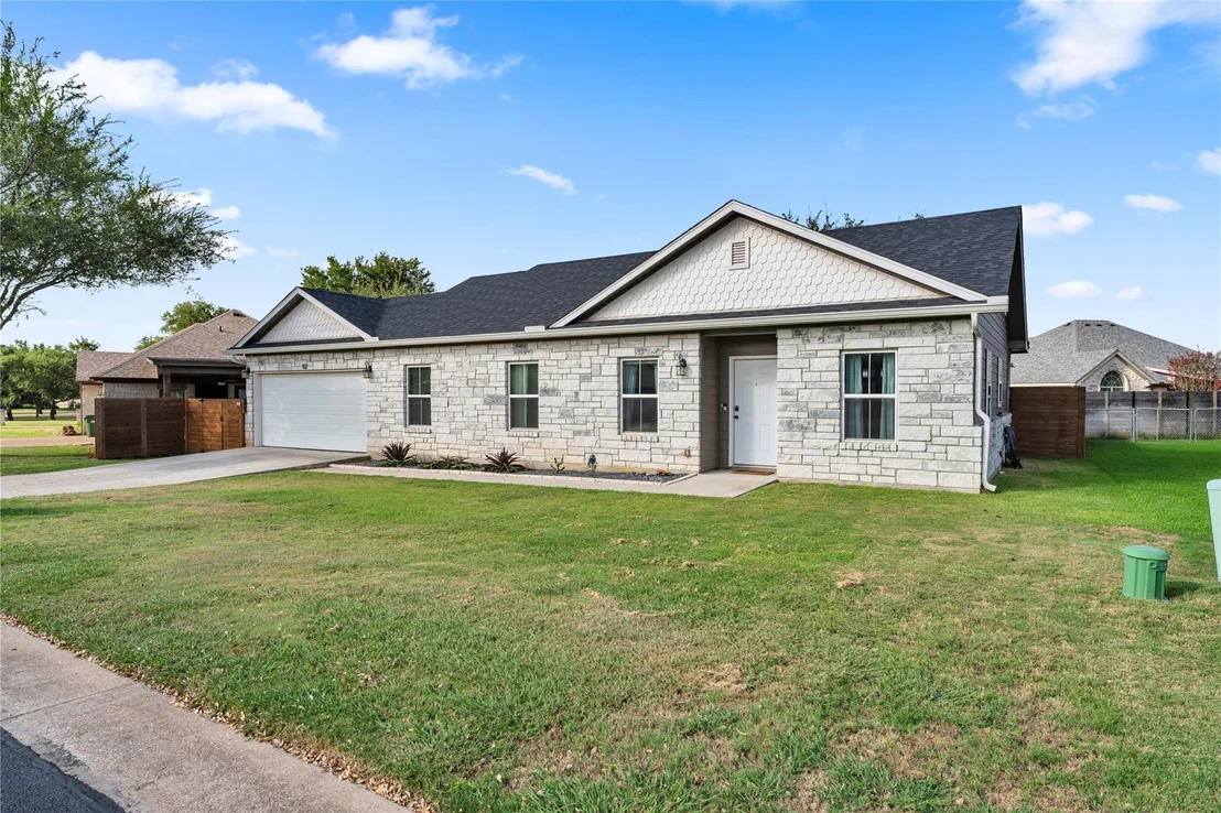 Photo of 102 Fox CIR