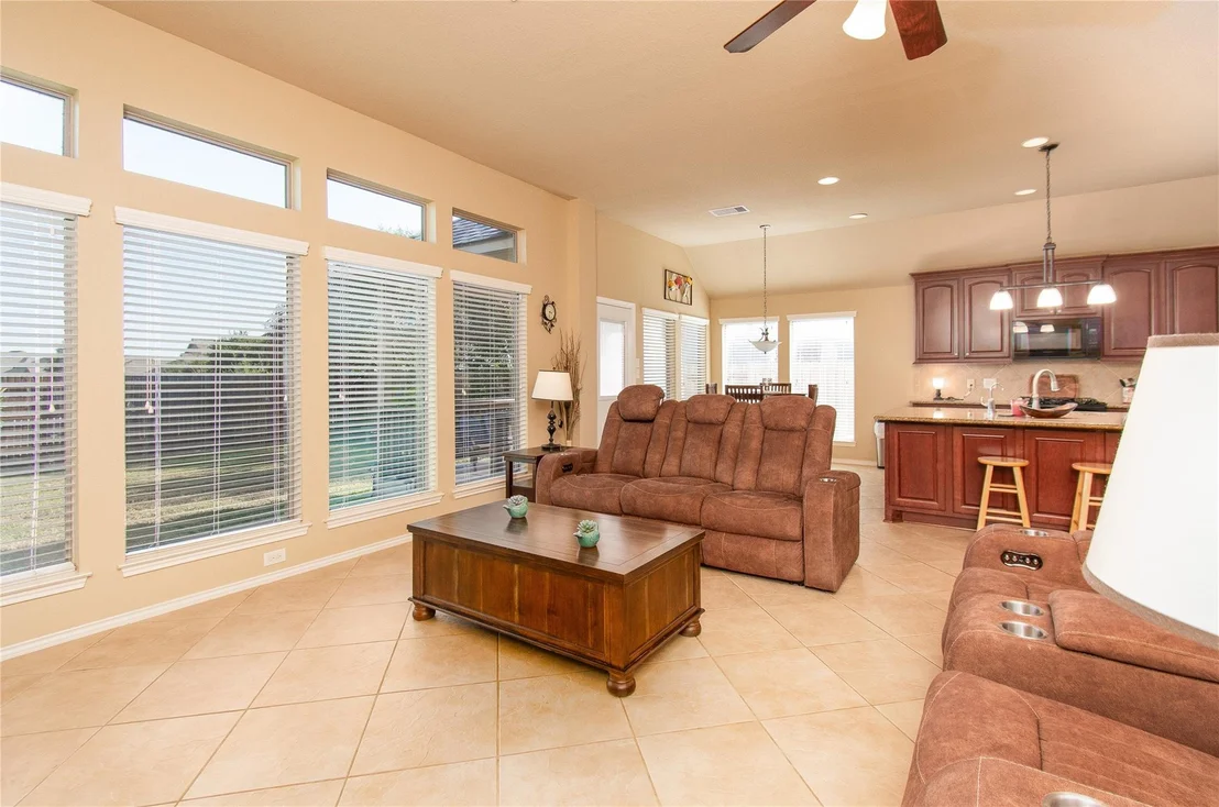 Photo of 947 Madrone DR