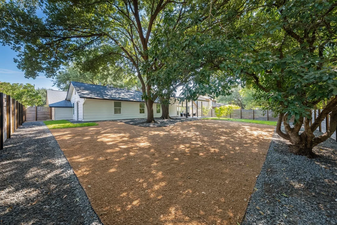 Photo of 1111 Quail Park DR