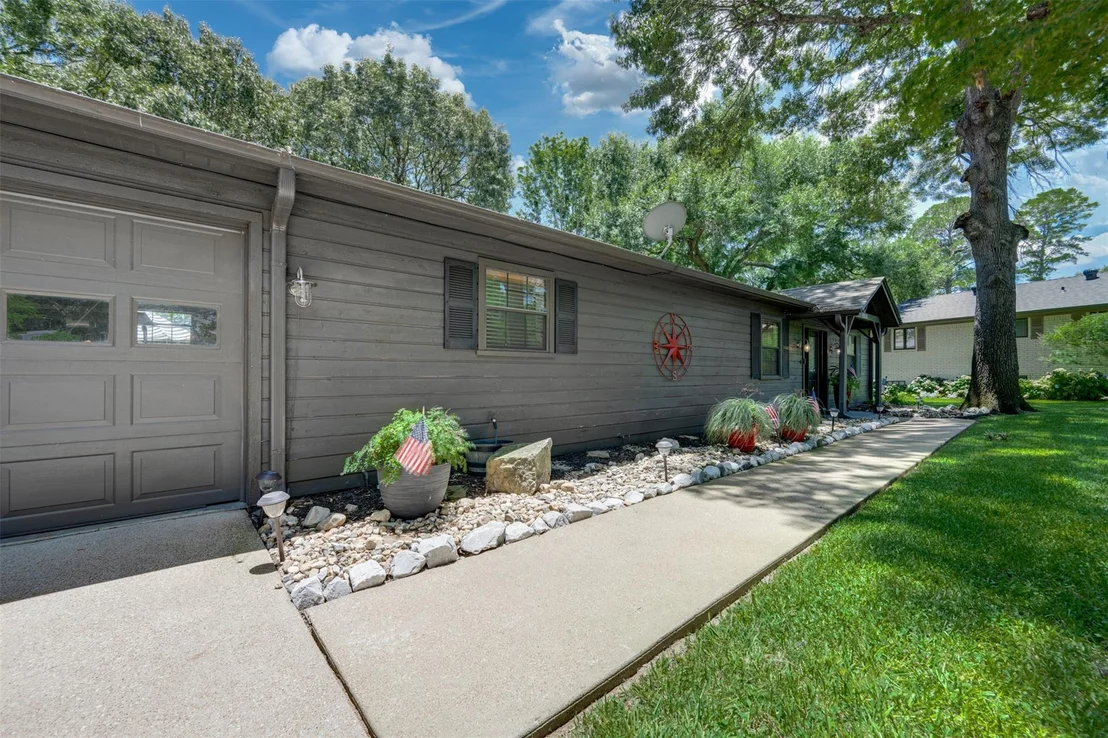 Photo of 23258 Edgewater DR