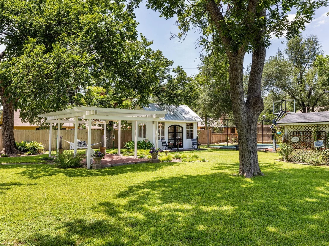 Photo of 1220 W Lake DR