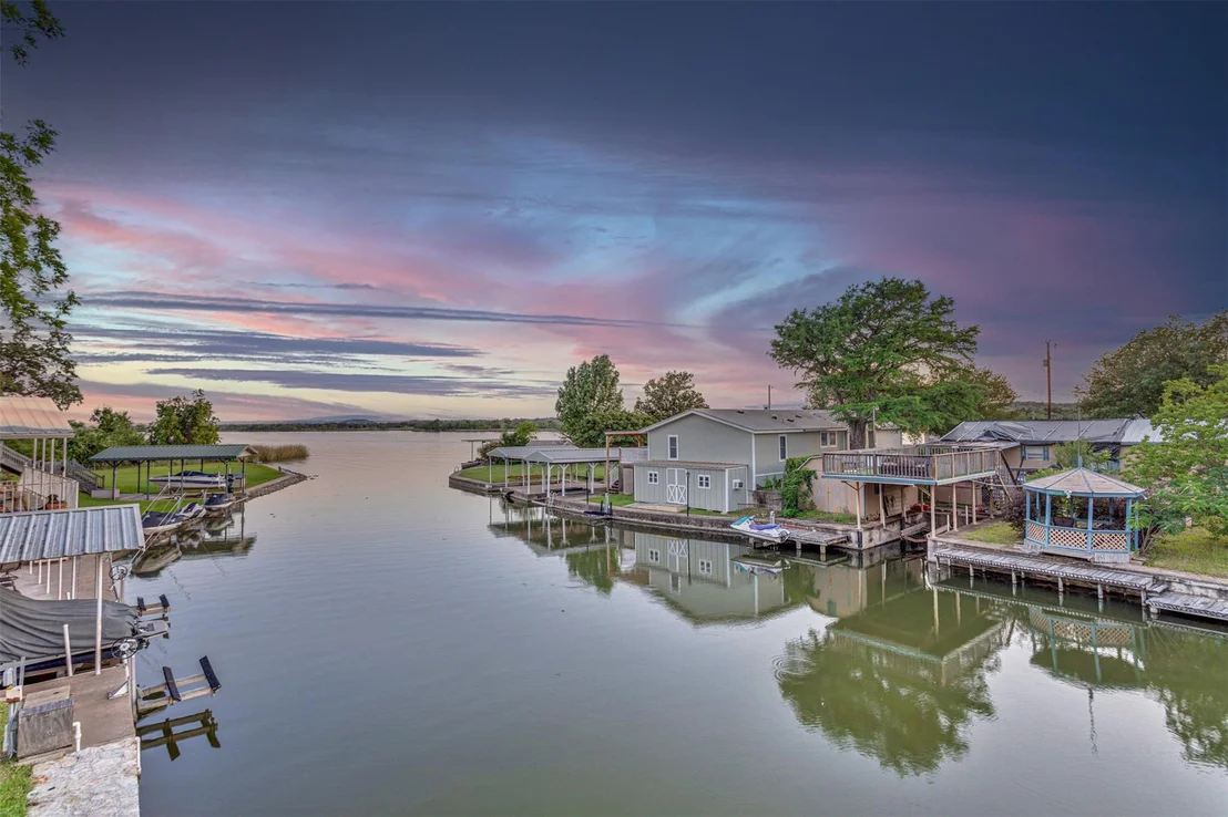 Photo of 702 Liveoak RD