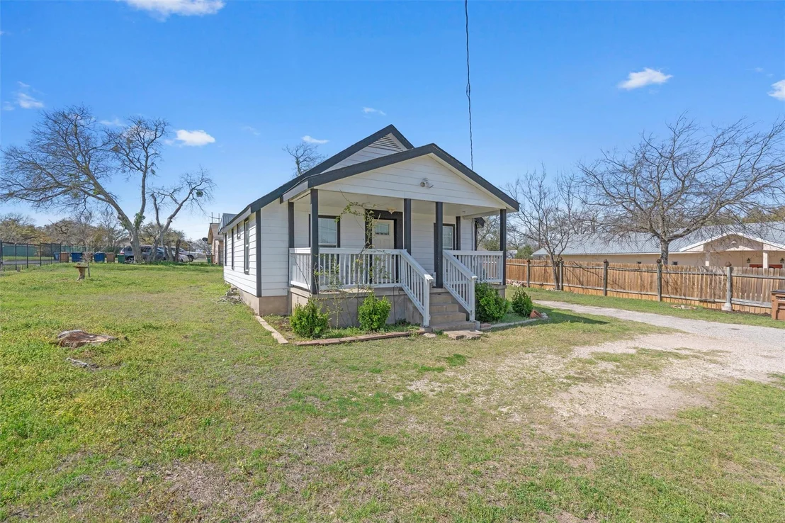 Photo of 401 Eberhart LN