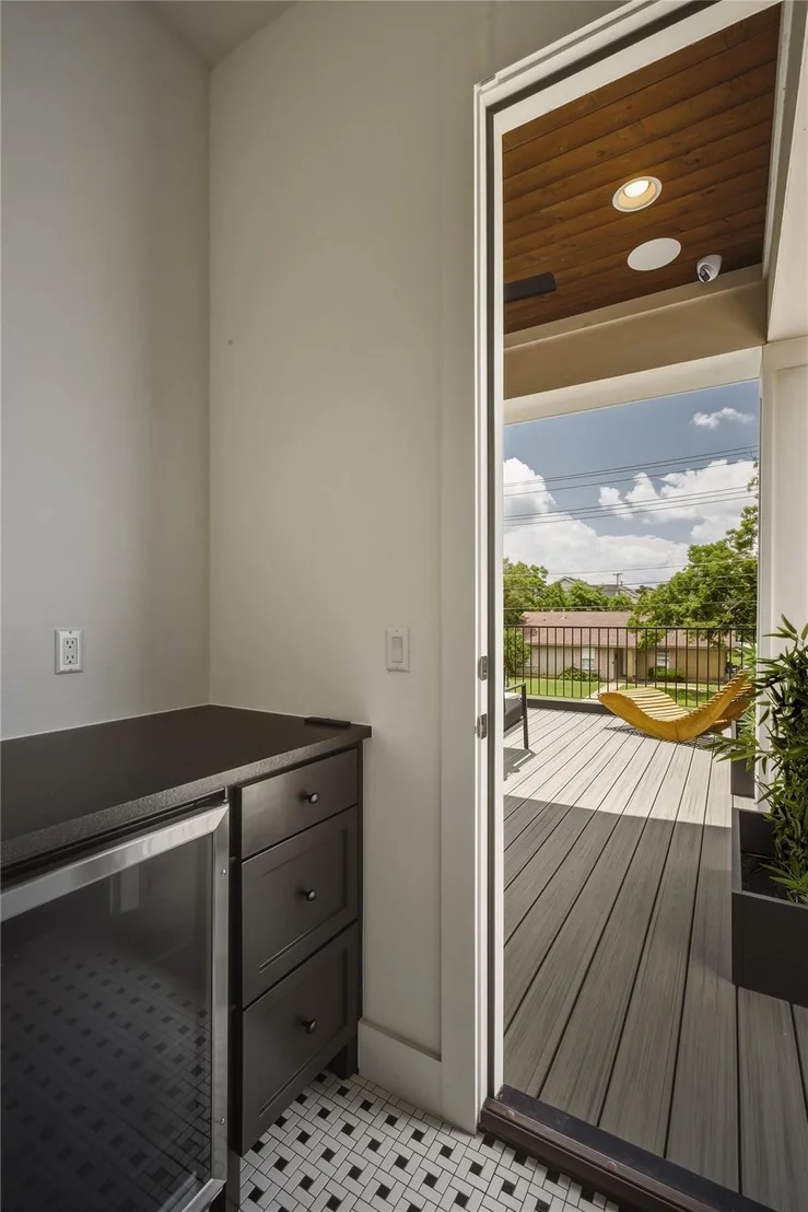 Photo of 705 W 10th ST