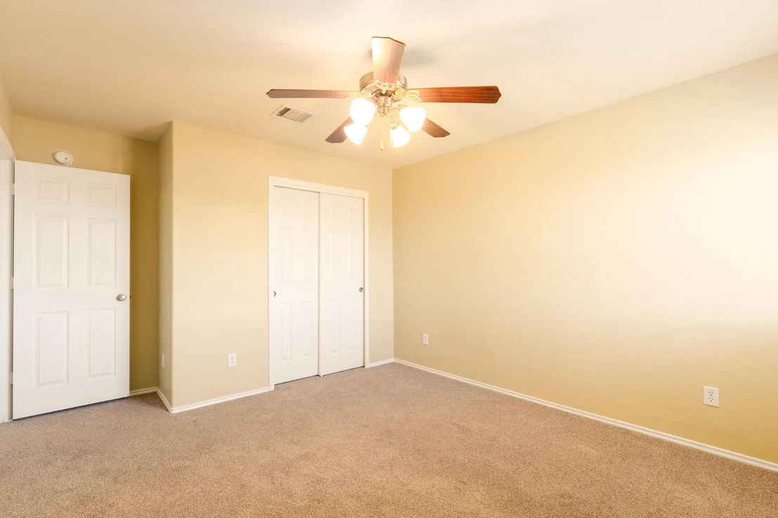 Photo of 2001 Isabelle DR