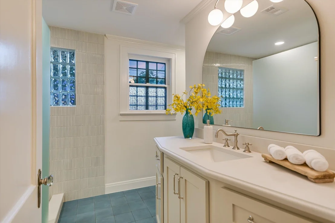Photo of 113 W 32nd ST
