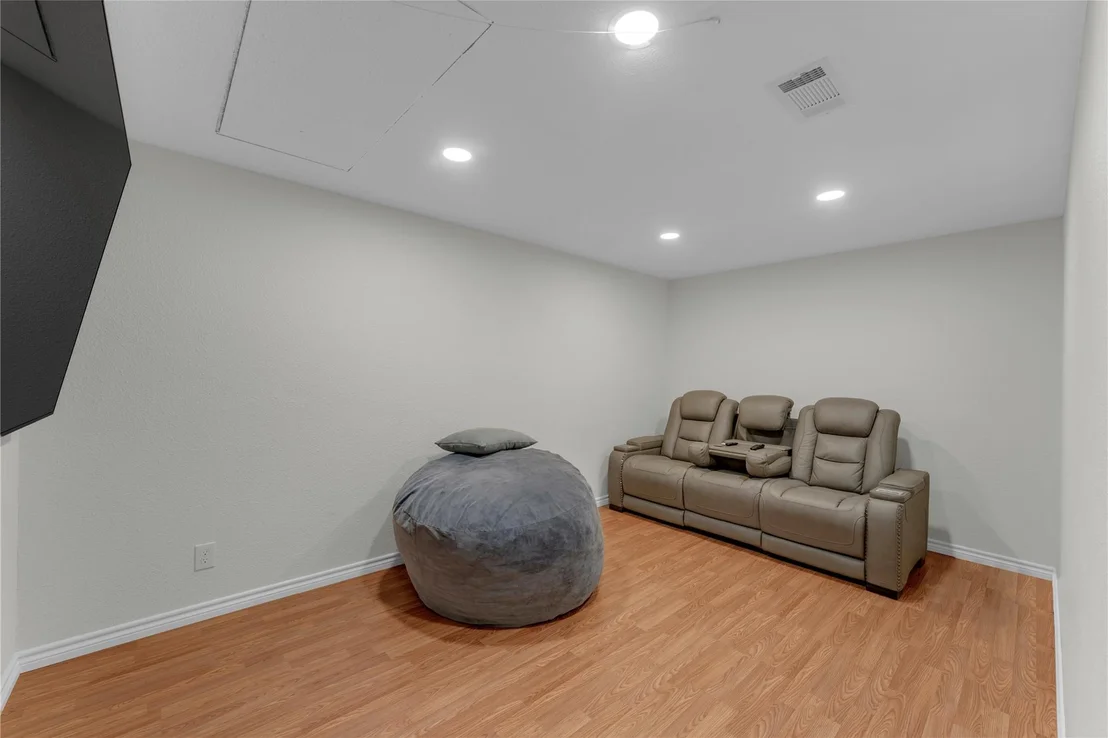Photo of 312 Apache DR