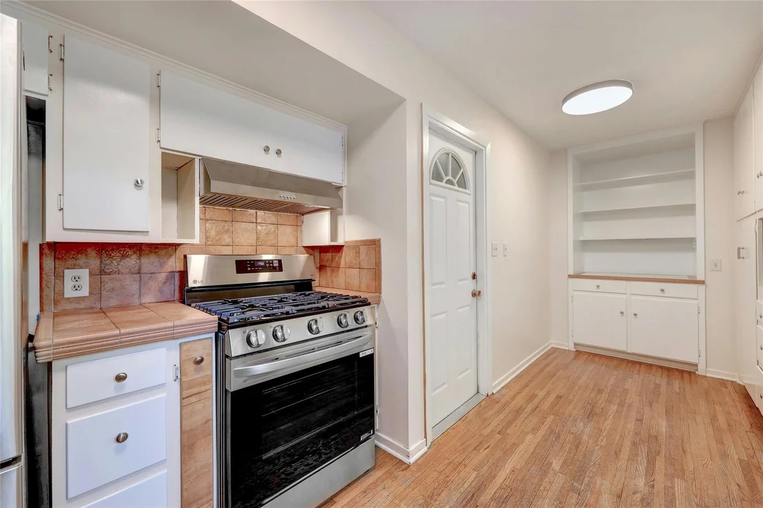 Photo of 900 River Oaks DR