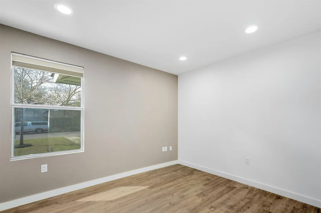 Photo of 1504 Cloverleaf DR