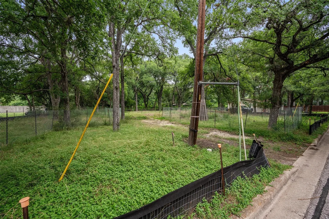Photo of 3942 Leslie Ave