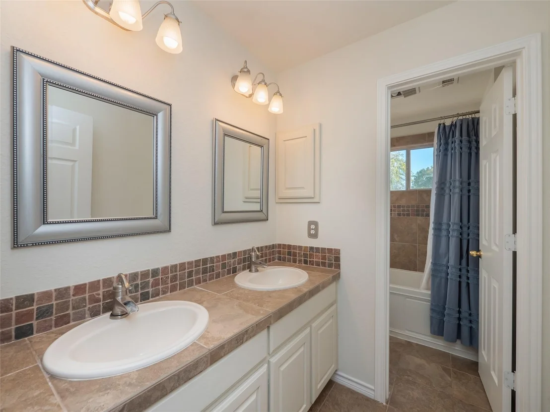Photo of 533 Arbors CIR