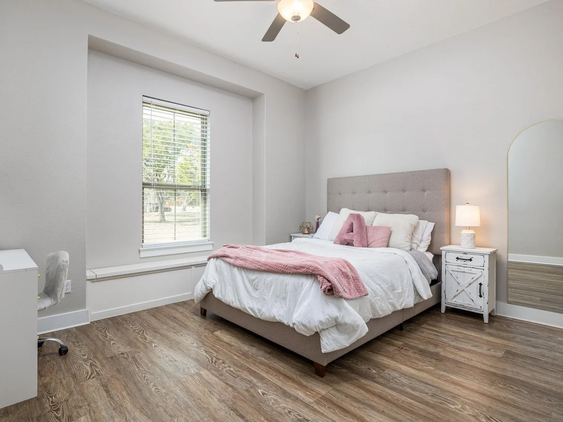 Photo of 901 Clark CV