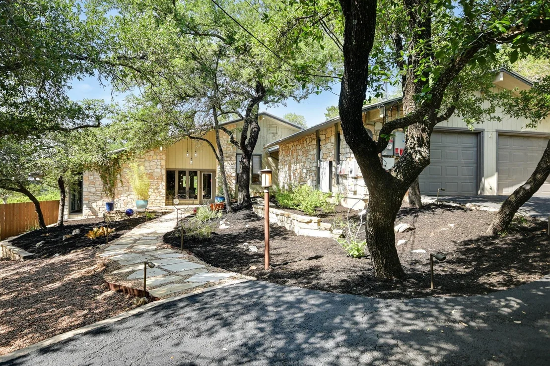 Photo of 1004 Castle Ridge RD