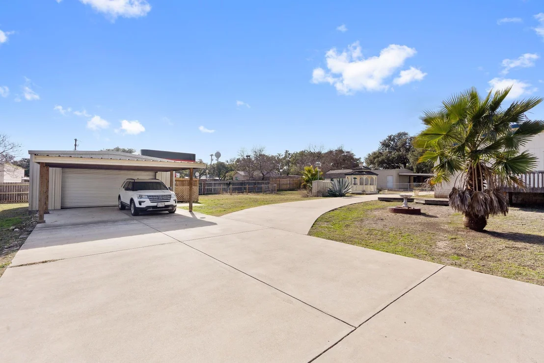 Photo of 502 E Pecan DR