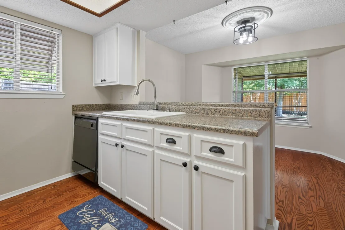 Photo of 600 E Central DR