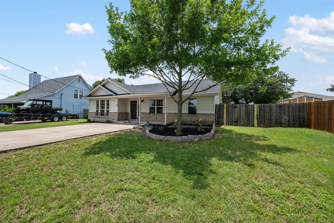 Photo of 104 Live Oak CIR