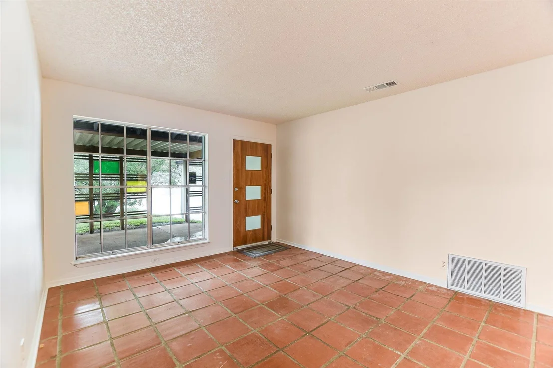 Photo of 100 E Lisa DR