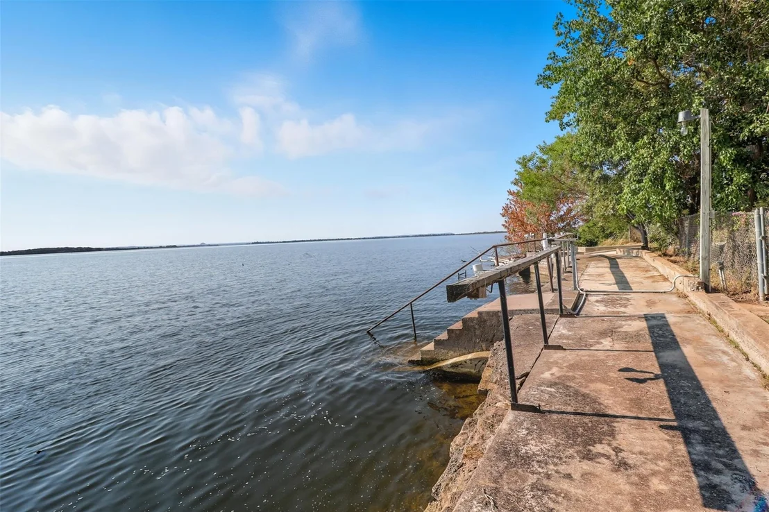 Photo of 601 Lakeshore LOOP