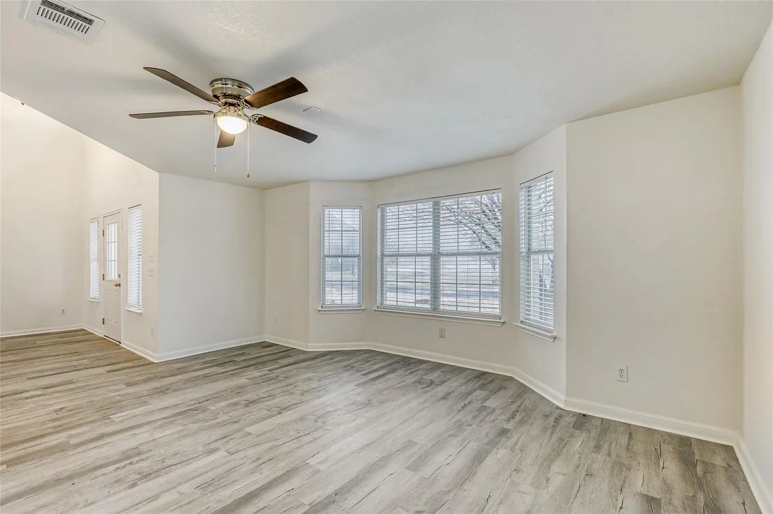 Photo of 113 Silver Lace LN