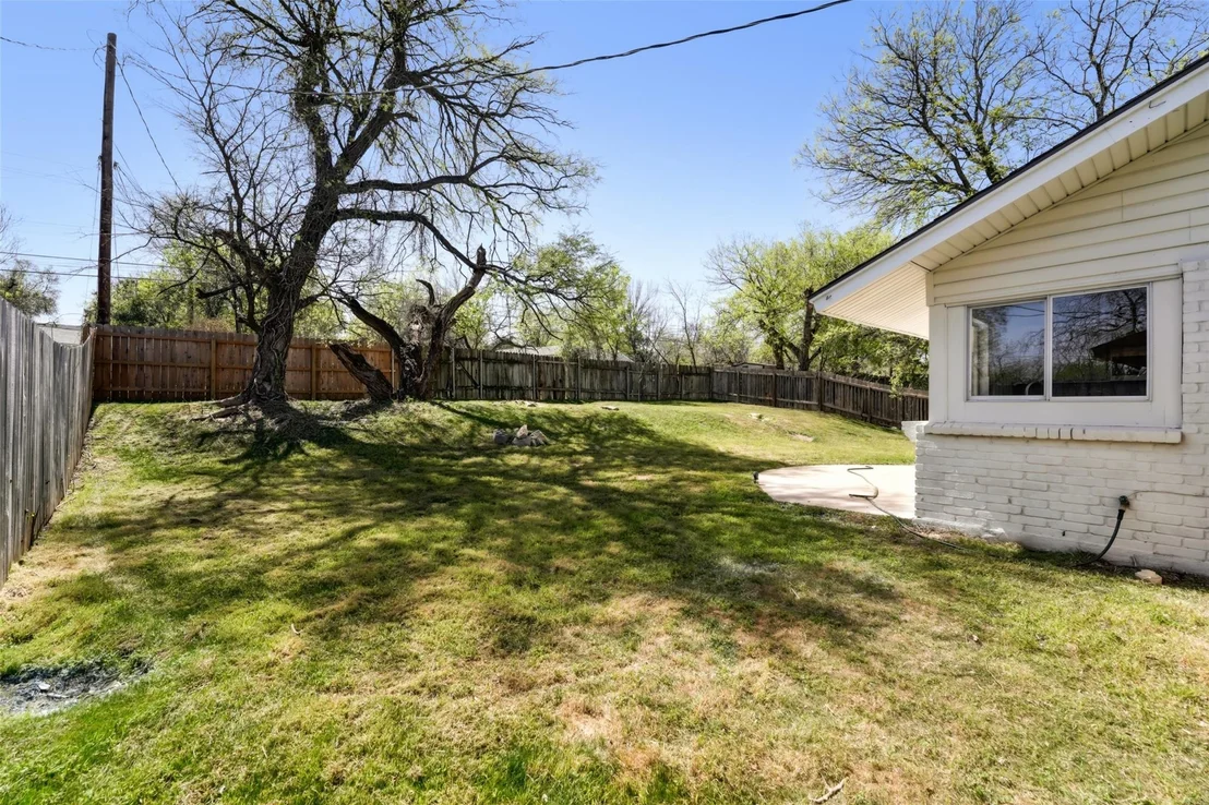 Photo of 3105 Lakeside DR