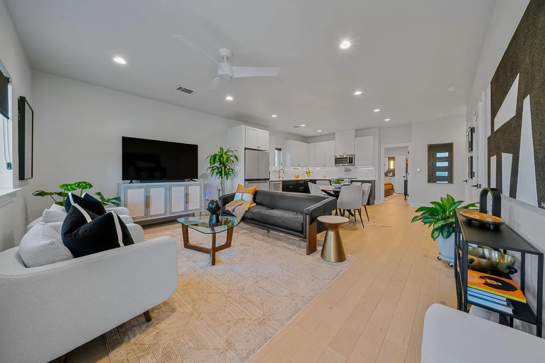 Photo of Unit A at 4607 Leslie Ave