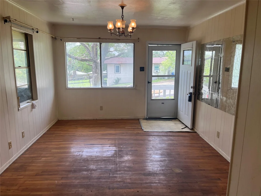 Photo of 4307 Leslie Ave